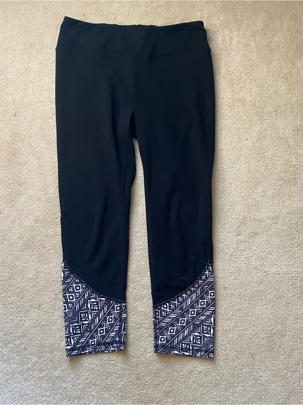 GAIAM Black Active Capri Leggings Yoga Pants Med Geometric White Black Pattern